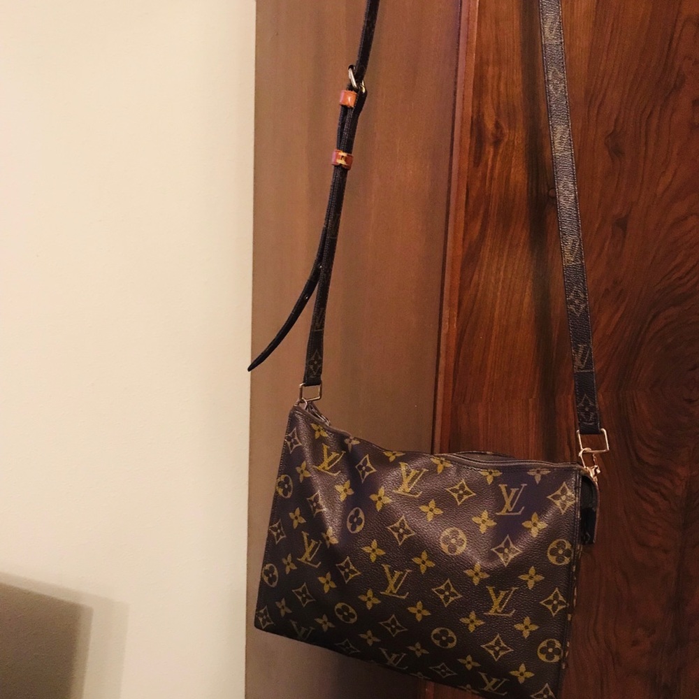 ❤️ SOLD❤️Louis Vuitton Toiletry Bag w/ Strap - Picture 5 of 7